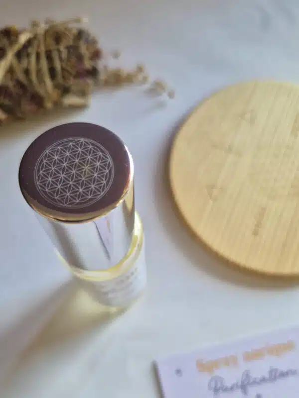 Spray aurique purification avec huiles essentielles d’encens, myrrhe et lavande vraie, hydrolat de genévrier, pierre de cristal de roche et symbole de la fleur de vie – pour nettoyage énergétique et recentrage.