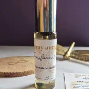 Spray aurique Transformation avec huiles essentielles de néroli, verveine citronnée, lavande aspic, hydrolat de ciste ladanifère, pierre de malachite et symbole de l’Ouroboros – pour accompagner les transitions et la guérison intérieure.