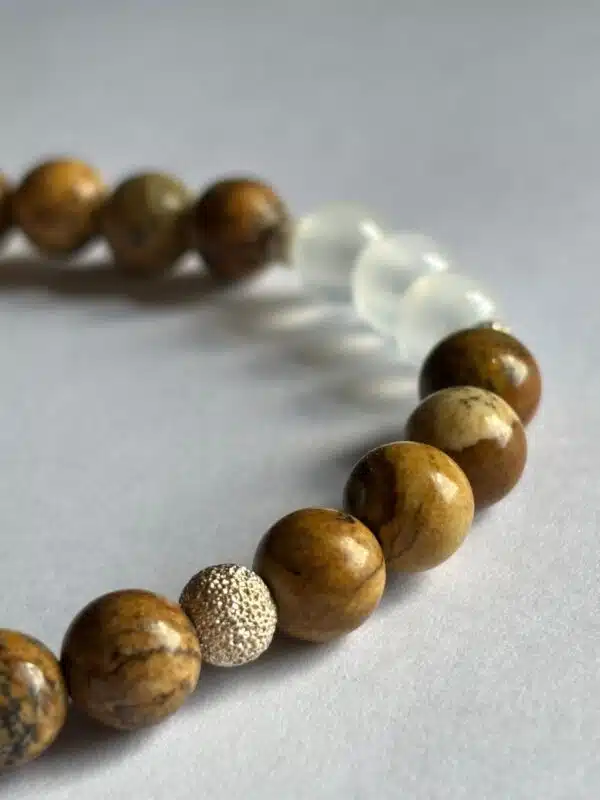 Coffret bien-être Lith’essentielle libération avec bracelet en sélénite et jaspe paysage, élixir aux huiles essentielles d’eucalyptus citronné, ylang-ylang et camomille romaine pour l’harmonisation émotionnelle et le lâcher-prise.