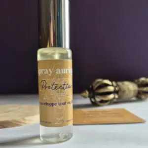 Spray aurique Protection avec huiles essentielles d’encens, litsée citronnée et sapin baumier, hydrolat d’armoise, pierre de labradorite et symbole du Métatron – pour ancrage, protection et alignement énergétique.