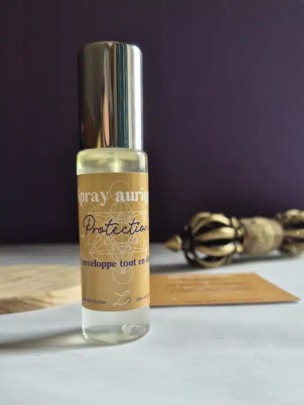 Spray aurique Protection avec huiles essentielles d’encens, litsée citronnée et sapin baumier, hydrolat d’armoise, pierre de labradorite et symbole du Métatron – pour ancrage, protection et alignement énergétique.