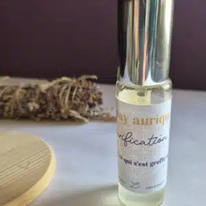 Spray aurique purification avec huiles essentielles d’encens, myrrhe et lavande vraie, hydrolat de genévrier, pierre de cristal de roche et symbole de la fleur de vie – pour nettoyage énergétique et recentrage.