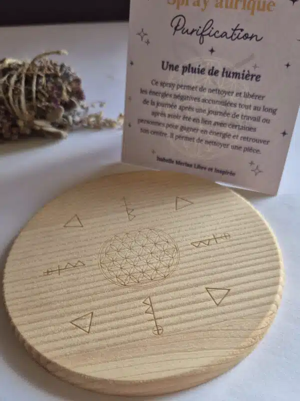 Spray aurique purification avec huiles essentielles d’encens, myrrhe et lavande vraie, hydrolat de genévrier, pierre de cristal de roche et symbole de la fleur de vie – pour nettoyage énergétique et recentrage.