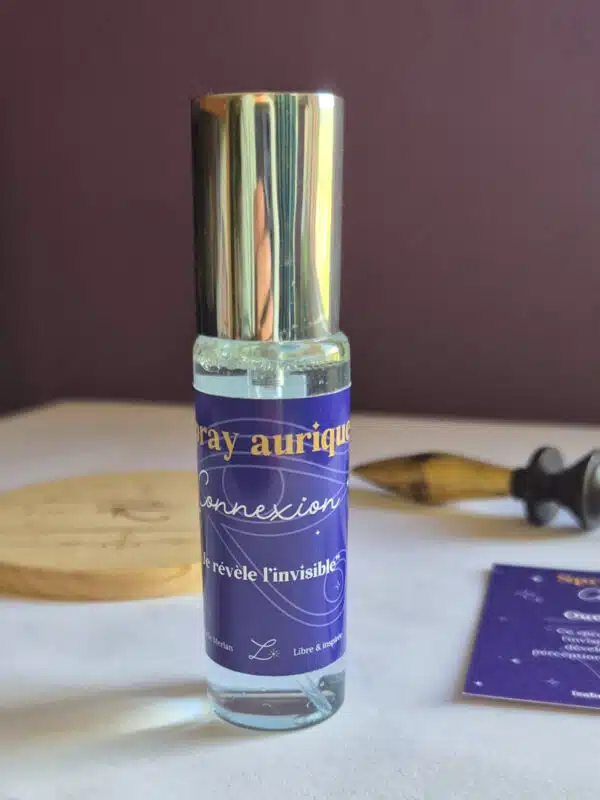 Spray aurique Connexion avec huiles essentielles, hydrolat de cyprès, pierre de lapis lazuli et symbole de l’œil d’Horus – pour l’ouverture du 3ᵉ œil et l’intuition.