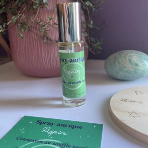 Spray aurique Respire – brume énergétique naturelle à base d’hydrolat de sapin douglas, huiles essentielles d’eucalyptus globulus, smithii, de myrte verte, d’inule odorante... avec pierre d’aventurine – libération du souffle, clarté et équilibre émotionnel.