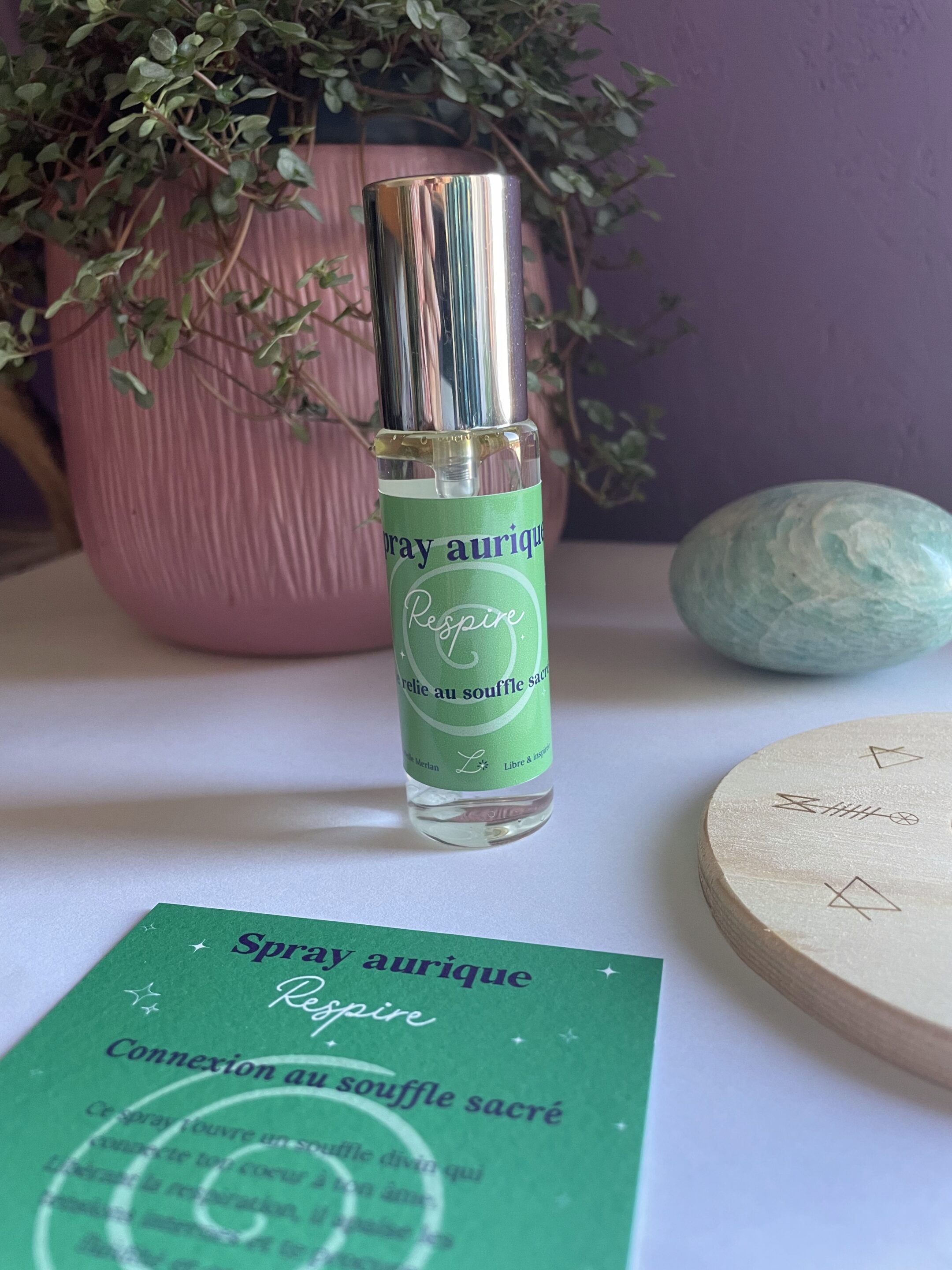 Spray aurique respire libre et inspiree Spray aurique Respire – brume énergétique naturelle à base d’hydrolat de sapin douglas, huiles essentielles d’eucalyptus globulus, smithii, de myrte verte, d’inule odorante... avec pierre d’aventurine – libération du souffle, clarté et équilibre émotionnel.